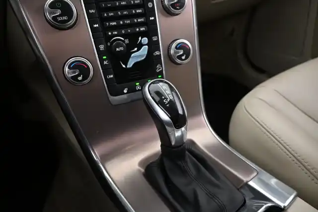 Beige Maastoauto, Volvo XC60 – VAR-68237