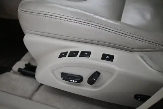 Beige Maastoauto, Volvo XC60 – VAR-68237