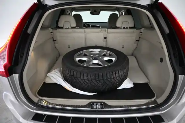 Beige Maastoauto, Volvo XC60 – VAR-68237