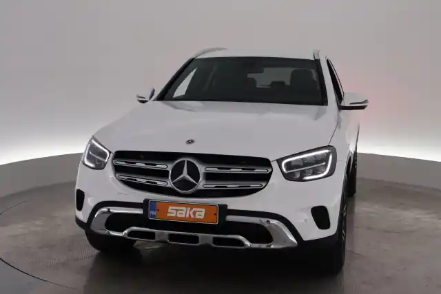 Valkoinen Maastoauto, Mercedes-Benz GLC – VAR-68673