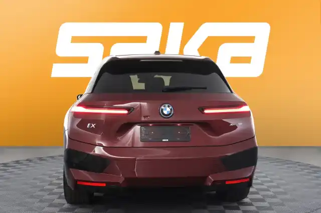 Punainen Maastoauto, BMW iX – VAR-68737