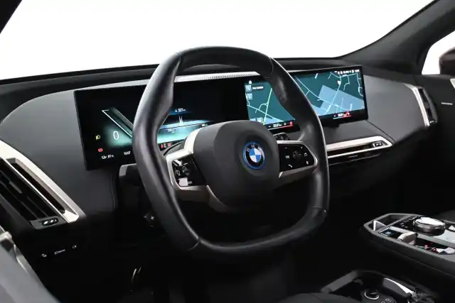 Punainen Maastoauto, BMW iX – VAR-68737