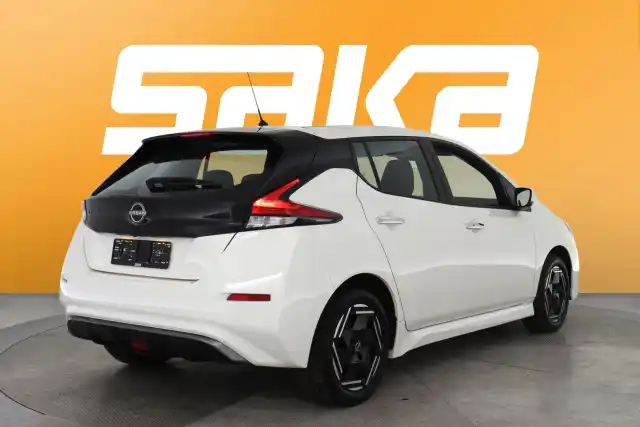 Valkoinen Viistoperä, Nissan Leaf – VAR-68788