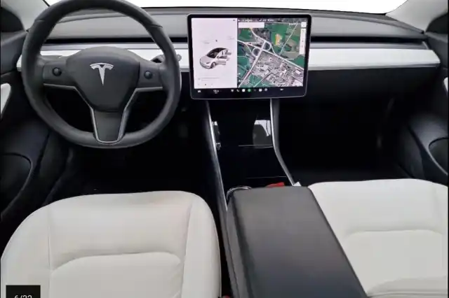 Valkoinen Sedan, Tesla Model 3 – VAR-68942