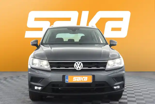 Valkoinen Maastoauto, Volkswagen Tiguan – VAR-69309