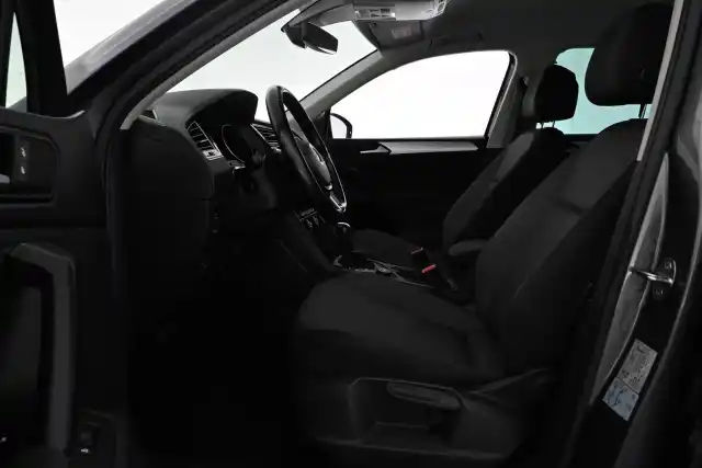 Valkoinen Maastoauto, Volkswagen Tiguan – VAR-69309