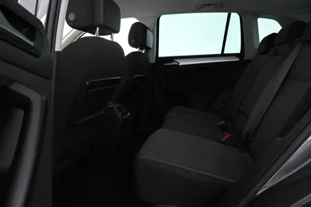 Valkoinen Maastoauto, Volkswagen Tiguan – VAR-69309