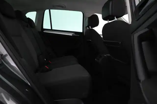 Valkoinen Maastoauto, Volkswagen Tiguan – VAR-69309