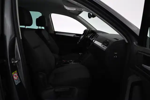 Valkoinen Maastoauto, Volkswagen Tiguan – VAR-69309