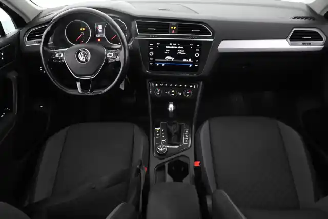 Valkoinen Maastoauto, Volkswagen Tiguan – VAR-69309