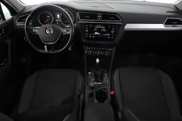 Valkoinen Maastoauto, Volkswagen Tiguan – VAR-69309