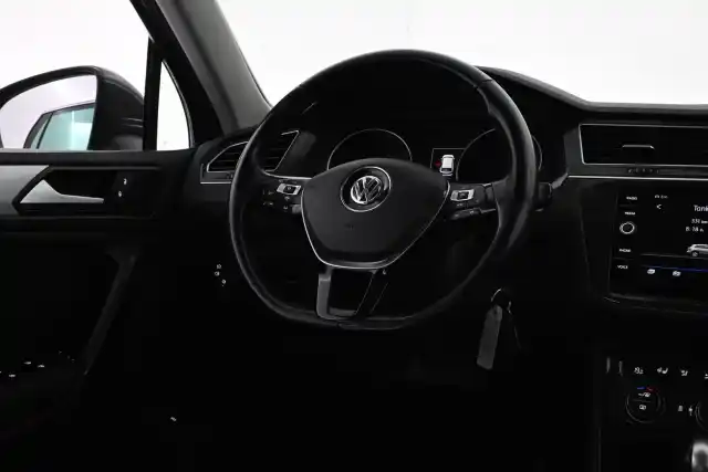 Valkoinen Maastoauto, Volkswagen Tiguan – VAR-69309