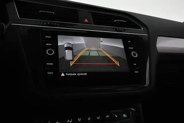 Valkoinen Maastoauto, Volkswagen Tiguan – VAR-69309