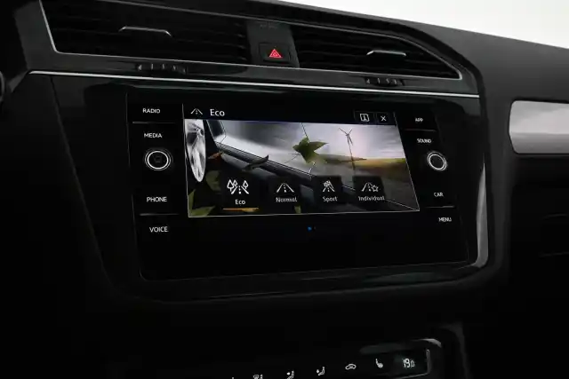 Valkoinen Maastoauto, Volkswagen Tiguan – VAR-69309