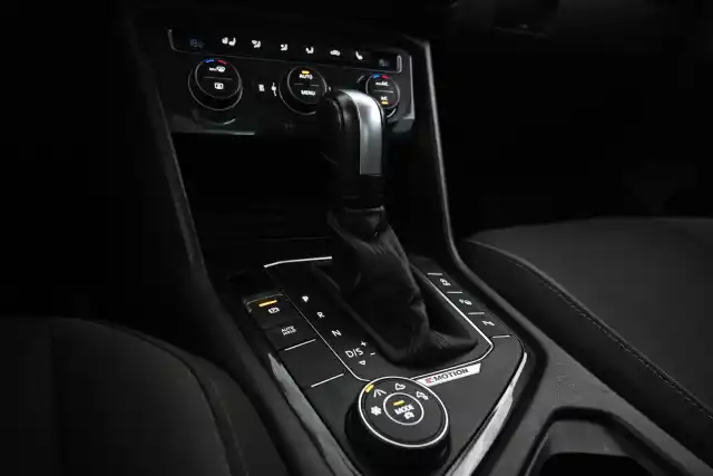 Valkoinen Maastoauto, Volkswagen Tiguan – VAR-69309