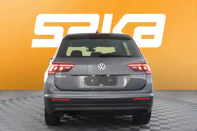 Valkoinen Maastoauto, Volkswagen Tiguan – VAR-69309