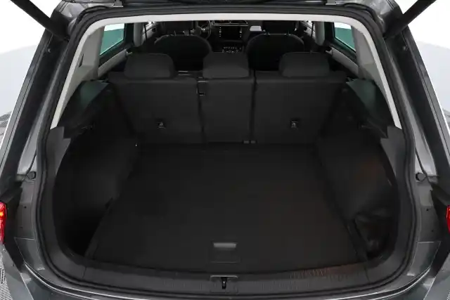Valkoinen Maastoauto, Volkswagen Tiguan – VAR-69309
