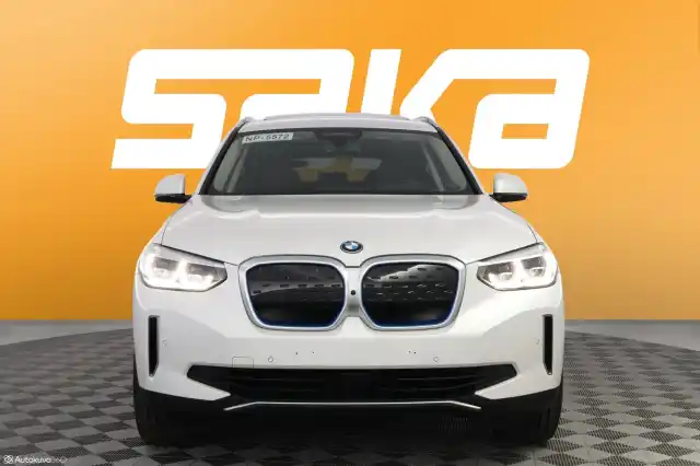 Valkoinen Maastoauto, BMW iX3 – VAR-69420