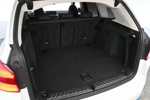 Valkoinen Maastoauto, BMW iX3 – VAR-69420