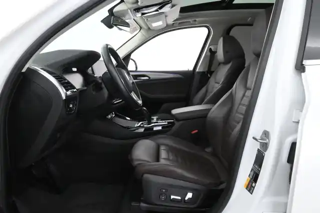 Valkoinen Maastoauto, BMW iX3 – VAR-69420