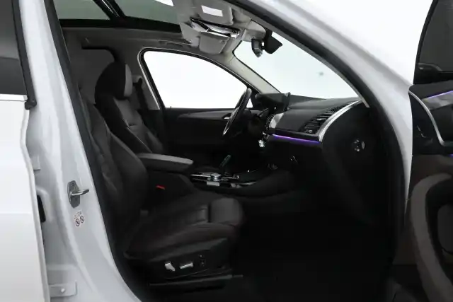 Valkoinen Maastoauto, BMW iX3 – VAR-69420