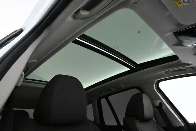 Valkoinen Maastoauto, BMW iX3 – VAR-69420