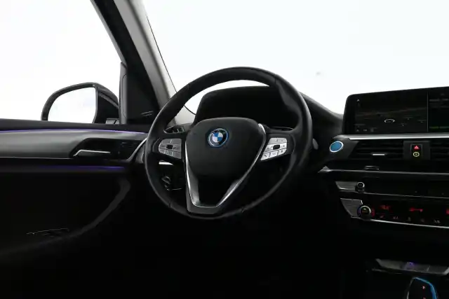 Valkoinen Maastoauto, BMW iX3 – VAR-69420