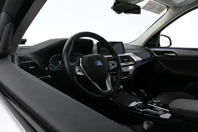 Valkoinen Maastoauto, BMW iX3 – VAR-69420