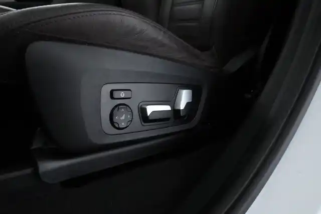 Valkoinen Maastoauto, BMW iX3 – VAR-69420