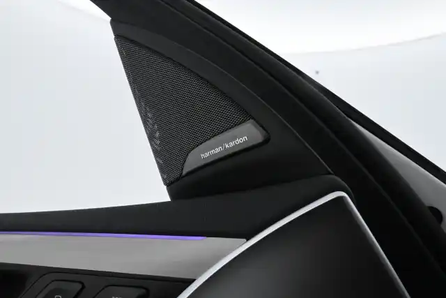 Valkoinen Maastoauto, BMW iX3 – VAR-69420