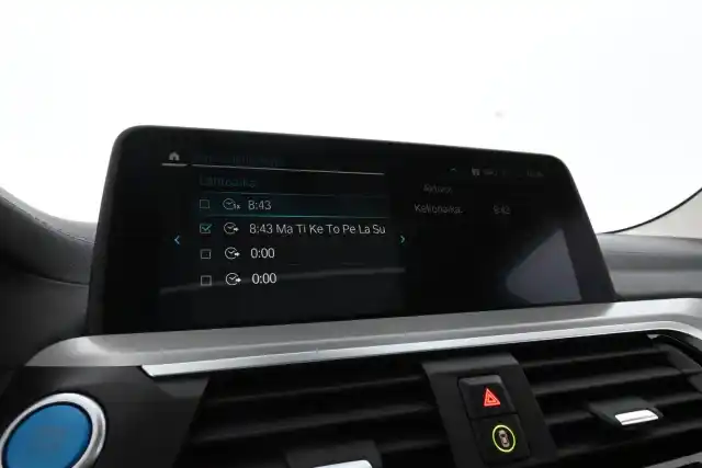 Valkoinen Maastoauto, BMW iX3 – VAR-69420