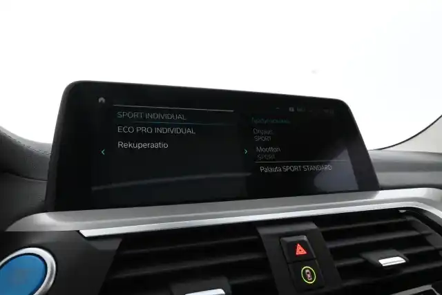 Valkoinen Maastoauto, BMW iX3 – VAR-69420