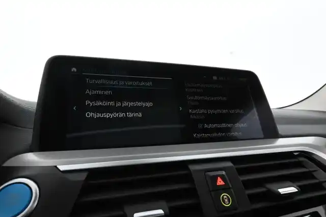 Valkoinen Maastoauto, BMW iX3 – VAR-69420