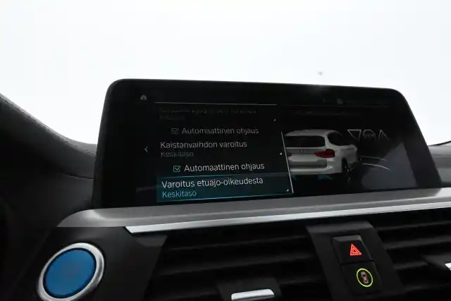 Valkoinen Maastoauto, BMW iX3 – VAR-69420