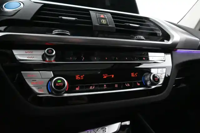 Valkoinen Maastoauto, BMW iX3 – VAR-69420