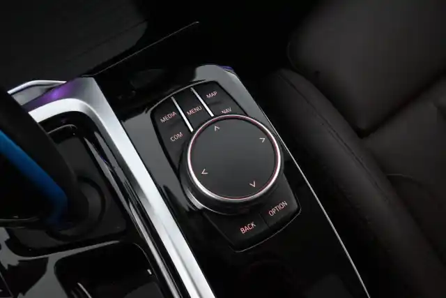 Valkoinen Maastoauto, BMW iX3 – VAR-69420