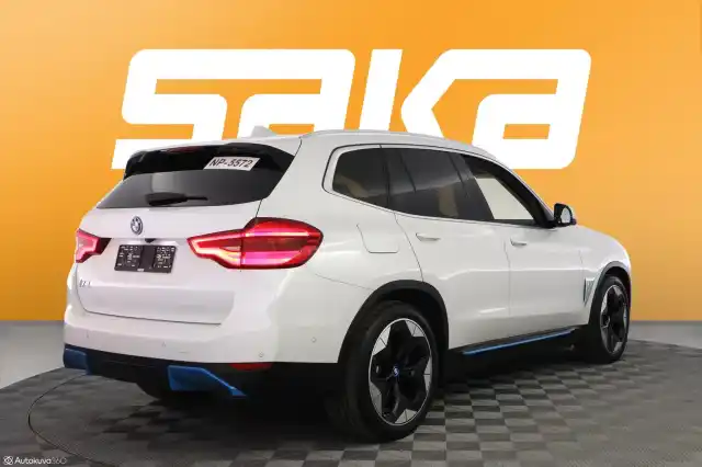 Valkoinen Maastoauto, BMW iX3 – VAR-69420