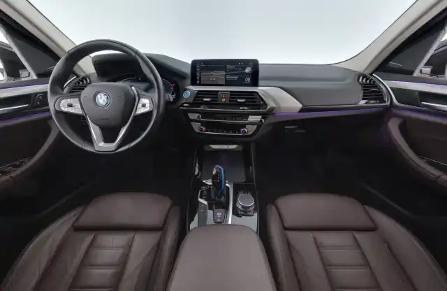 Valkoinen Maastoauto, BMW iX3 – VAR-69420
