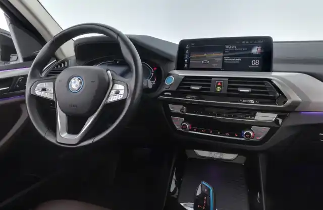 Valkoinen Maastoauto, BMW iX3 – VAR-69420