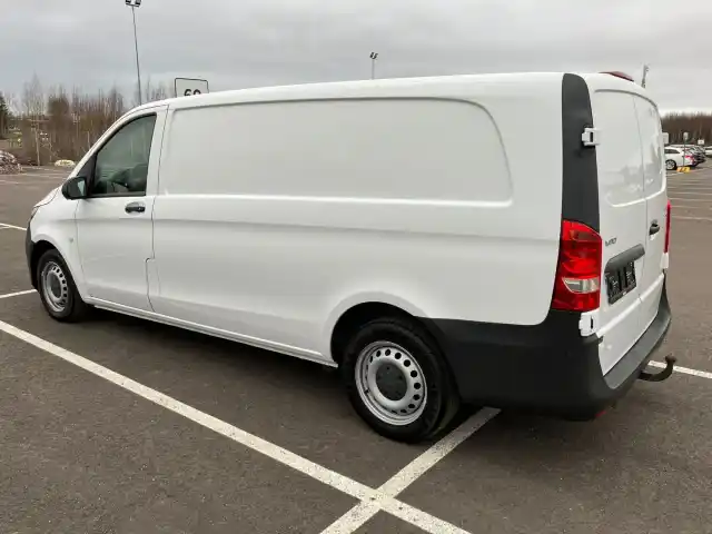 Valkoinen Pakettiauto, Mercedes-Benz Vito – VAR-69851