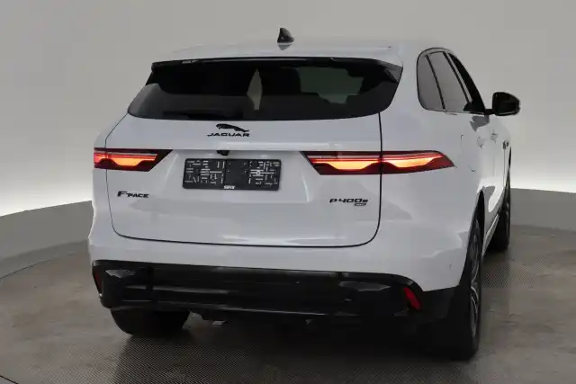 Valkoinen Maastoauto, Jaguar F-PACE – VAR-70494