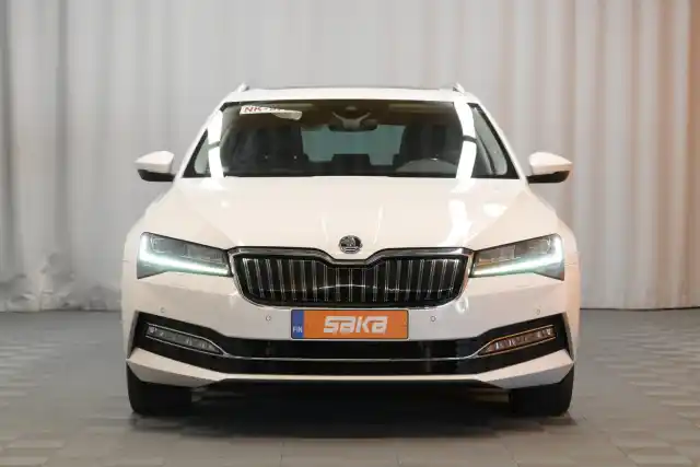 Valkoinen Farmari, Skoda Superb – VAR-71193