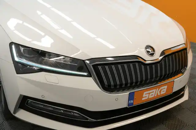 Valkoinen Farmari, Skoda Superb – VAR-71193