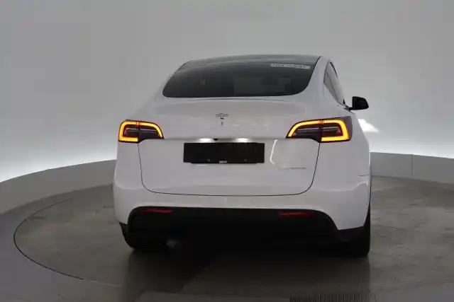 Valkoinen Maastoauto, Tesla Model Y – VAR-71227