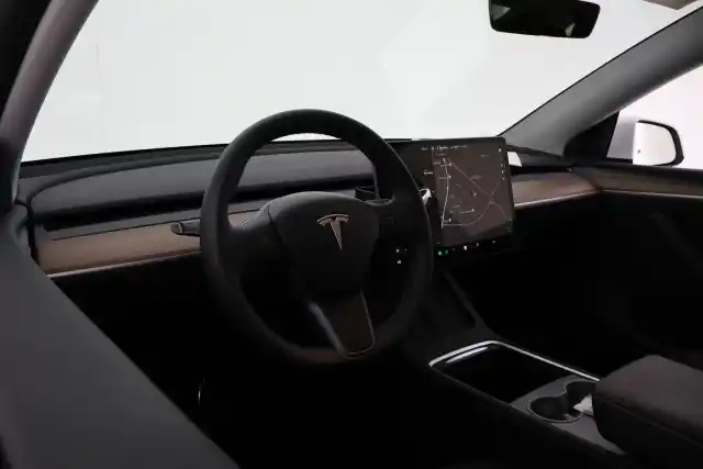 Valkoinen Maastoauto, Tesla Model Y – VAR-71227