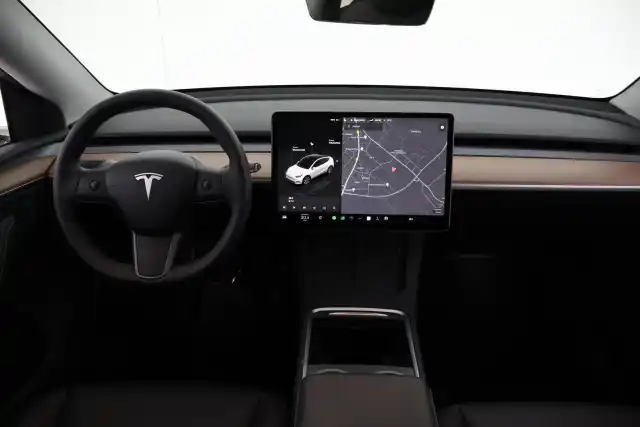 Valkoinen Maastoauto, Tesla Model Y – VAR-71227