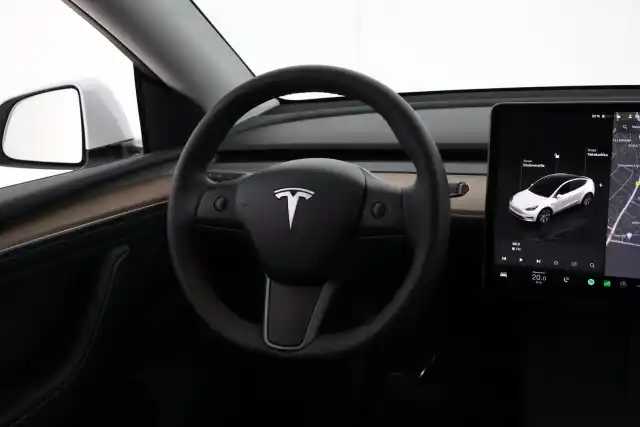 Valkoinen Maastoauto, Tesla Model Y – VAR-71227