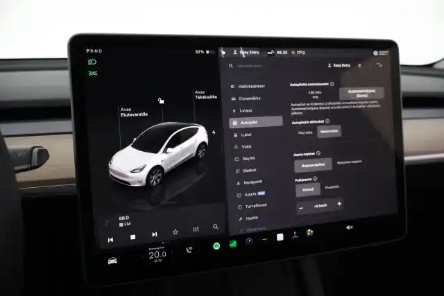 Valkoinen Maastoauto, Tesla Model Y – VAR-71227