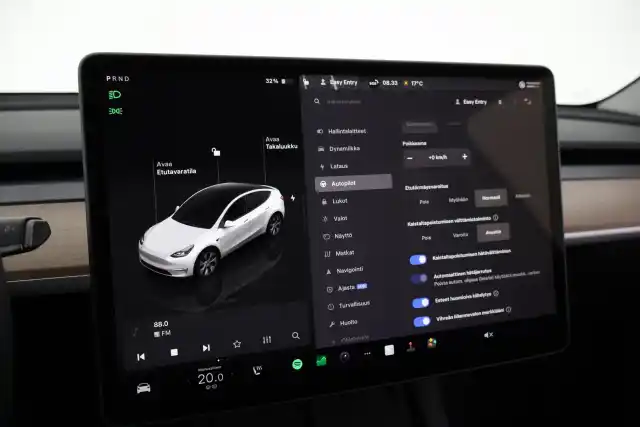 Valkoinen Maastoauto, Tesla Model Y – VAR-71227