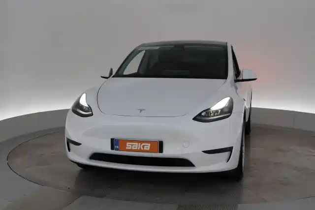 Valkoinen Maastoauto, Tesla Model Y – VAR-71227